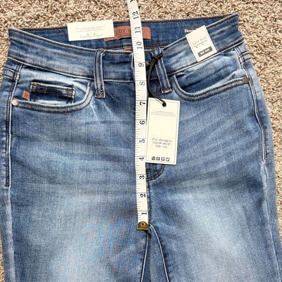 NWT Judy Blue Mid-Rise Capri Jeans - Picture 4 of 8